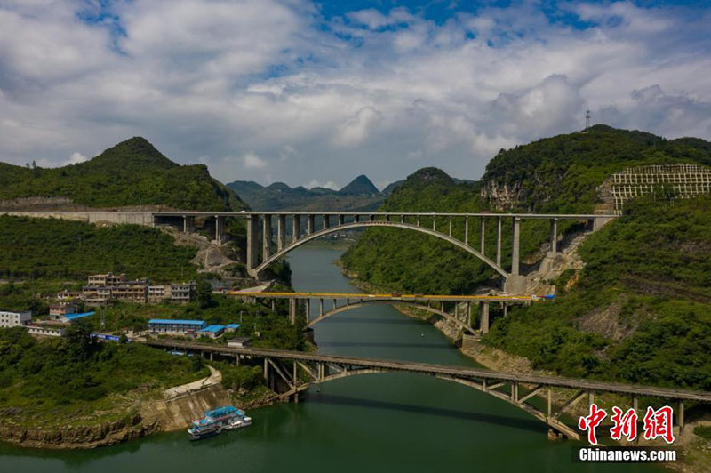 Abre a la circulación un puente gigante en el suroeste de China