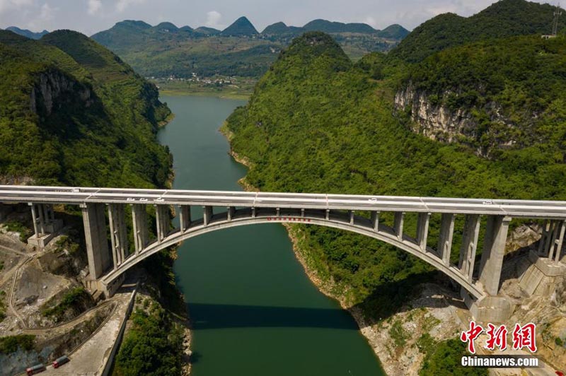 Abre a la circulación un puente gigante en el suroeste de China