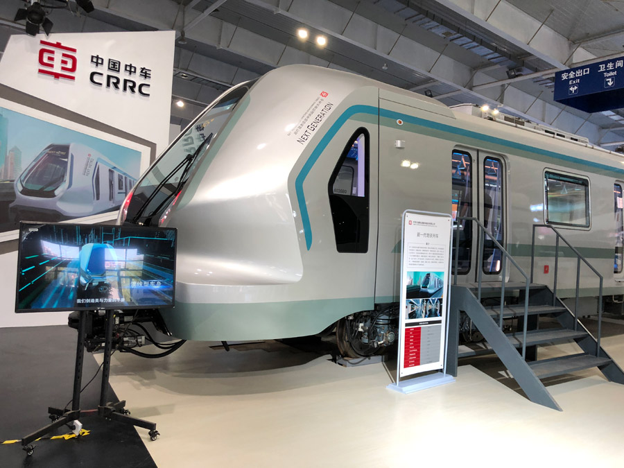 El primer tren ligero para operaciones comerciales realizado con materiales compuestos de fibra de carbono en el mundo se exhibe en la IV Exposición de Tráfico Ferroviario de China en Changchun, capital de la provincia de Jilin. [Foto proporcionada a chinadaily.com.cn]