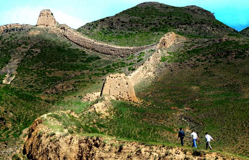 La gran muralla de Datong todavía se mantiene incólume, a pesar de los muchos a?os de viento y lluvia. [Foto: Li Yi y Han Jianjun]