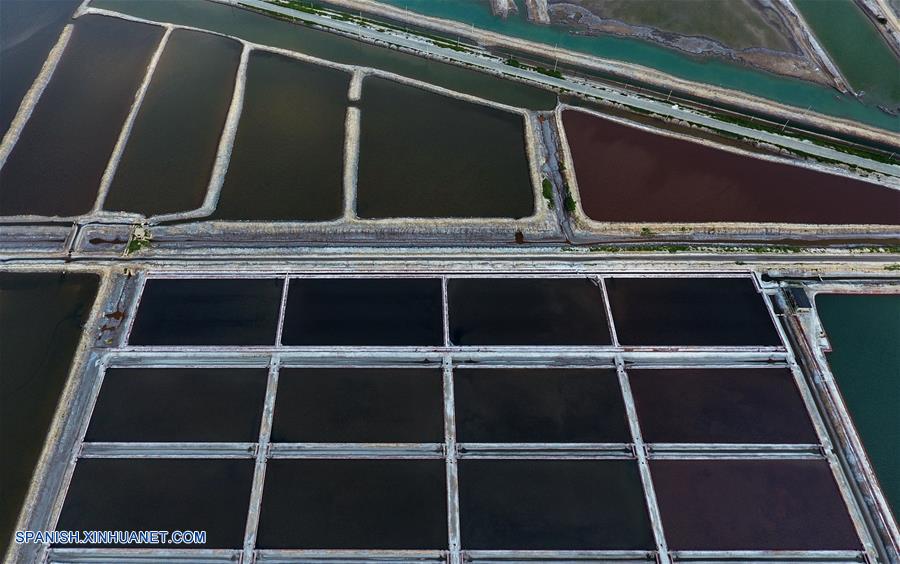 Hebei: Vista aérea de piscinas de sal marina en Tangshan