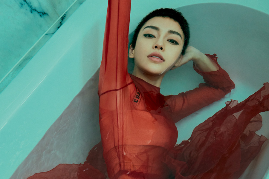 El icono de la moda Angelababy es portada de una revista de moda