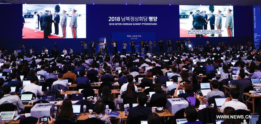 Líder de la RPDC recibe a presidente surcoreano en aeropuerto de Pyongyang