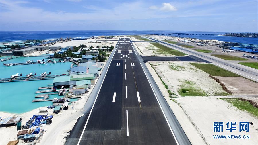 Prueba de vuelo en la nueva pista del aeropuerto internacional de Maldivas