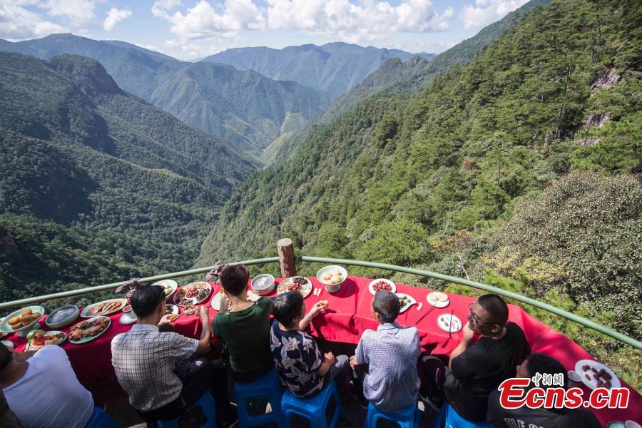 Abre un restaurante en un acantilado de Zhejiang