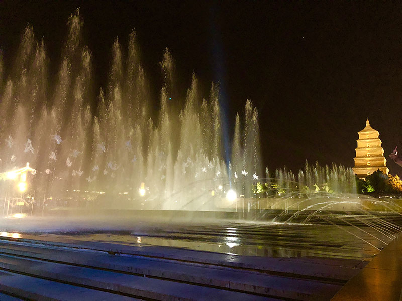 Las aguas danzantes con la Pagoda de fondo. Foto: Fabiola Rojas Fonseca