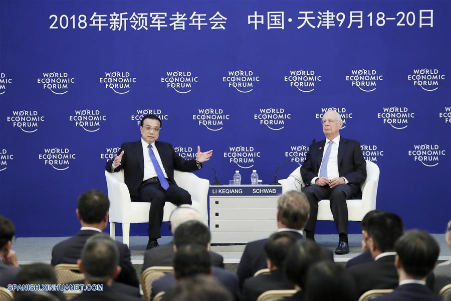 Premier chino dialoga con representantes que asisten a Davos de Verano