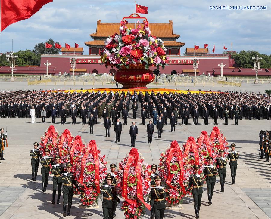 Líderes de China rinden homenaje a héroes nacionales en Plaza Tian′anmen