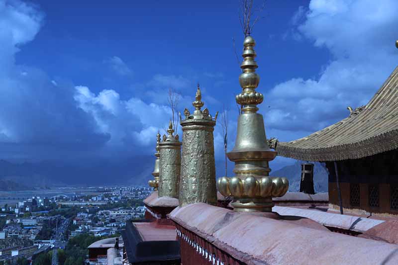 La restauración del Palacio Potala, que incluye una gran parte de su famoso techo dorado, entró en su fase final. Y en breve será inspeccionada por la Administración Nacional de Patrimonio Cultural. [Foto: Palden Nyima y Daqiong/Chinadaily. com. cn]