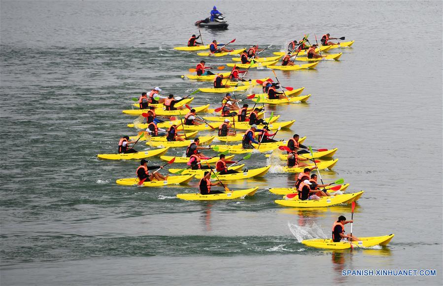 Competencia de canotaje se lleva a cabo en el río Liujiang