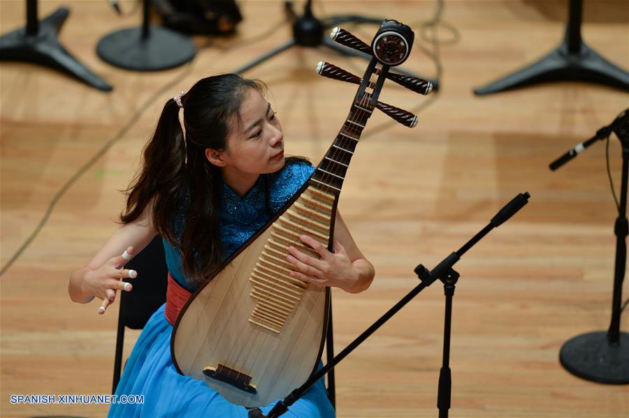 Orquesta Tradicional de Shanghai deleita al público mexicano con un recital de música tradicional china