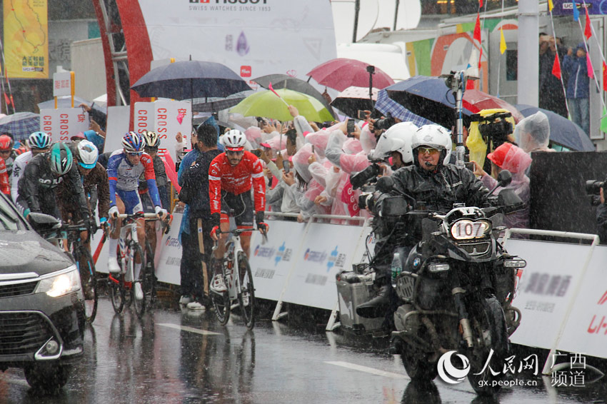 La lluvia de Guanxi no amilanó a los competidores del Circuito Mundial de Ciclismo de Carretera 2018 