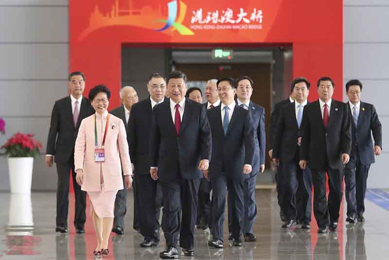 El presidente de China, Xi Jinping, junto a líderes locales y otros funcionarios durante la ceremonia de inauguración del puente Hong Kong-Zhuhai-Macao en Zhuhai, provincia de Guangdong, 23 de octubre del 2018. (Foto: Xie Huanchi/Xinhua)