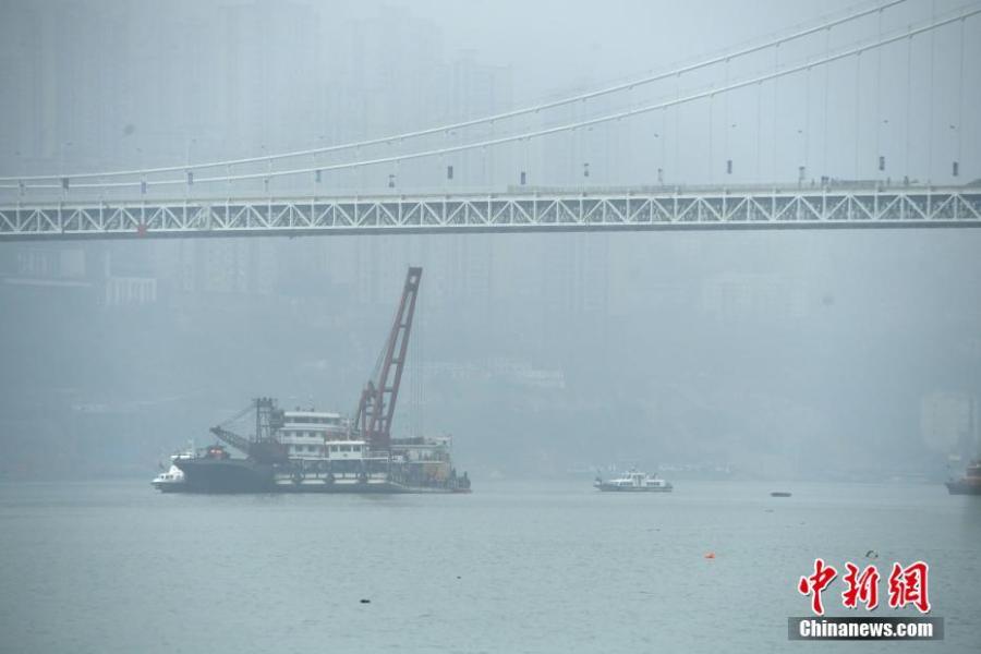 Un autobús es rescatado del fondo del río Yangtze