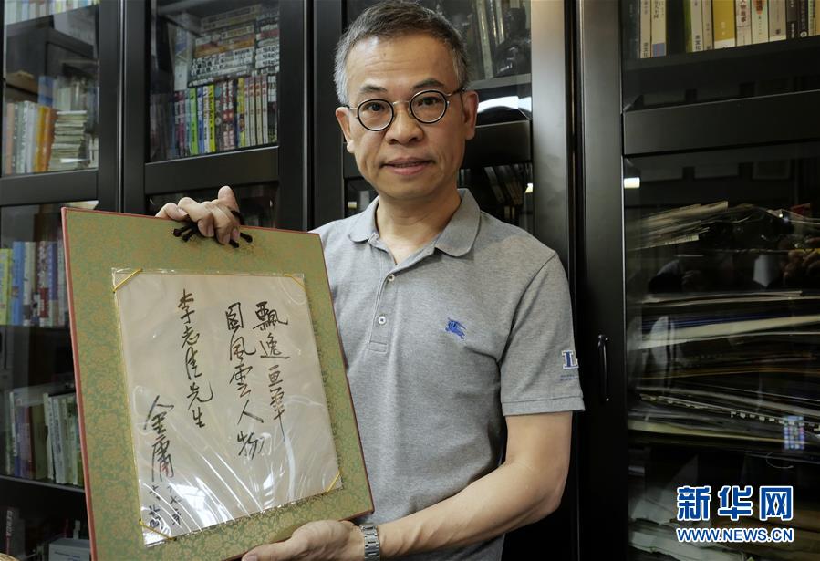 El pintor Li Zhiqing muestra su estrecha relación con Jin Yong en su estudio de Hong Kong (foto del 1 de noviembre).