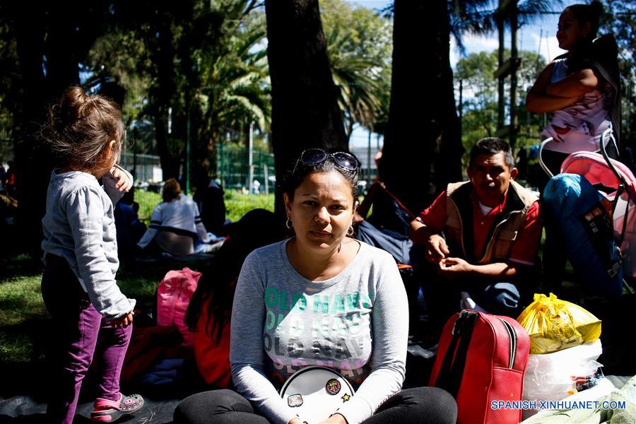 Melissa Urbina (c), proveniente de San Pedro Sula, Honduras, toma un descanso en el Estadio Jesús Martínez "Palillo", en la Ciudad Deportiva Magdalena Mixhuca, en la Ciudad de México, capital de México, el 5 de noviembre de 2018. Varios migrantes coincidieron que la caravana de hondure?os, salvadore?os y guatemaltecos planea encaminarse hacia la fronteriza ciudad de Tijuana para pedir asilo a Estados Unidos, a pesar de que el presidente estadounidense, Donald Trump, ha reiterado que no permitirá su entrada. Queremos hacerlo bien, entrar como caravana, no como migrantes", manifestó Melissa, una hondure?a de 38 a?os. Mientras tomaba un descanso afuera del refugio, la mujer originaria de San Pedro Sula dijo que se unió a la caravana junto con sus vecinos porque no encontraba empleo en su país para poder mantener a sus dos hijos. (Xinhua/Francisco Ca?edo)