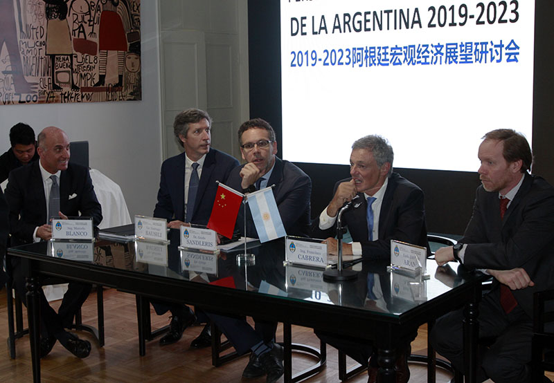 De derecha a izquierda: Javier Arana, subsecretario de Estrategia y Promoción Económica; Francisco Cabrera, presidente del Banco de Inversión y Comercio Exterior; Guido Sandleris, Presidente del Banco Central; Santiago Bausili, secretario de Finanzas de la República Argentina y Marcelo Blanco, subsecretario de Finanzas de la Provincia de Buenos Aires. Beijing, 8 de noviembre del 2018. (Foto: YAC/ Pueblo en Línea)