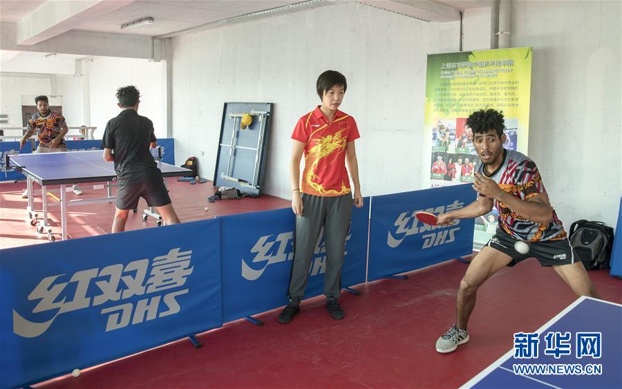 El 14 de noviembre, Zhang Yining (centro) dirigió el entrenamiento del equipo nacional de Papúa Nueva Guinea en el centro de entrenamiento. Por Fei Maohua, Agencia de Noticias Xinhua.