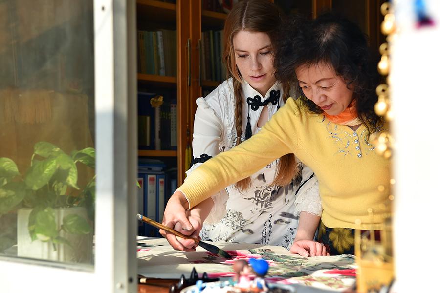 Francis aprende pintura china tradicional con su suegra en Shijiazhuang, 24 de noviembre del 2018. (Foto: Xinhua)