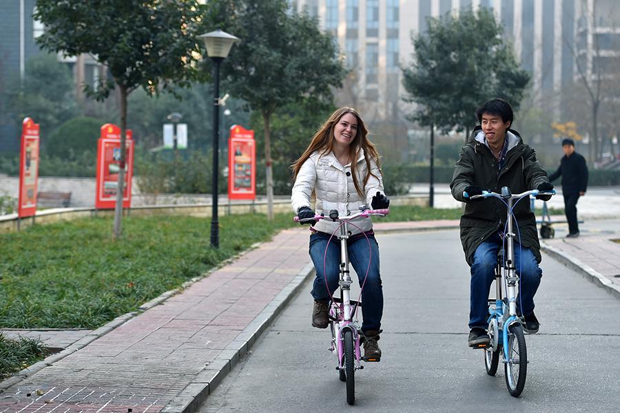 Francis y Guo en bicicleta por Shijiazhuang, 24 de noviembre del 2018. (Foto: Xinhua)