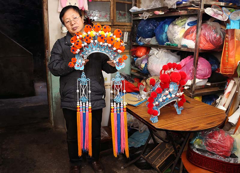 Han Xiaoli muestra un sombrero que él mismo realizó. [Foto: Huo Yan/ Chinadaily.com.cn]