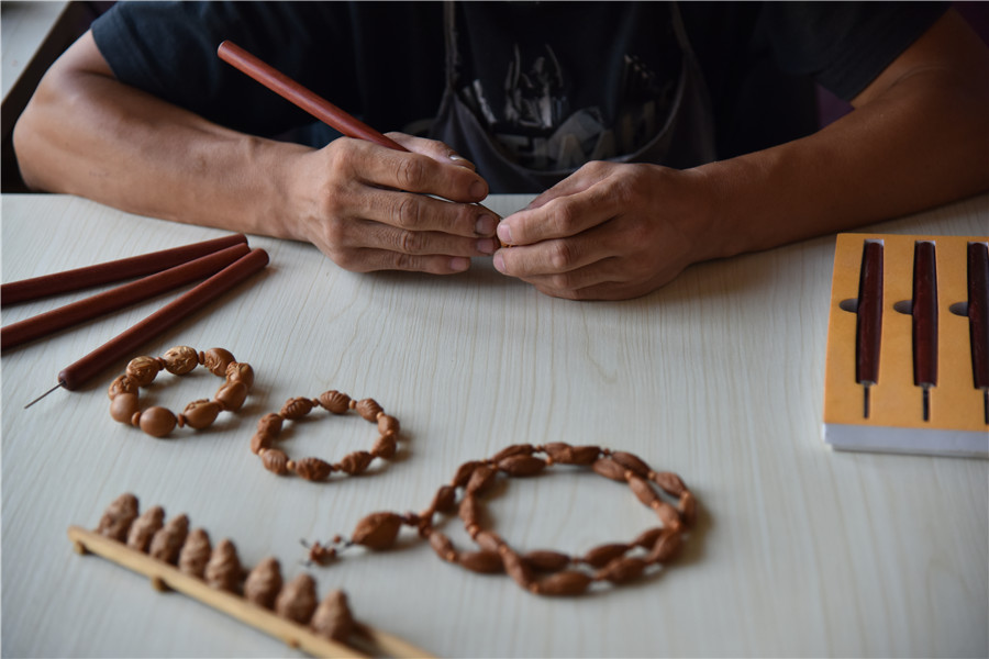 El artesano Zhu Haiyang trabajando en su casa, septiembre del 2017. [Foto: Qian Lei/ Chinadaily.com.cn]