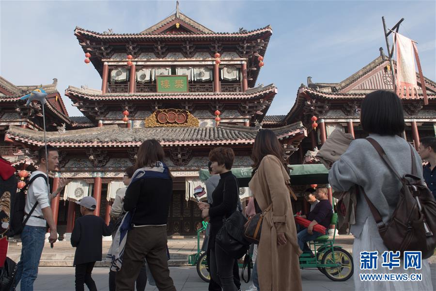 El 3 de diciembre, el público visita la Ciudad de Cine y Televisión de Hengdian. Por Weng Xinyang, Agencia de Noticias Xinhua.