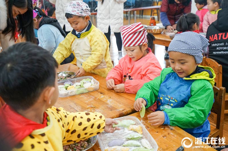 Los ni?os de un condado de Zhejiang dan la bienvenida al solsticio de invierno haciendo dumplings