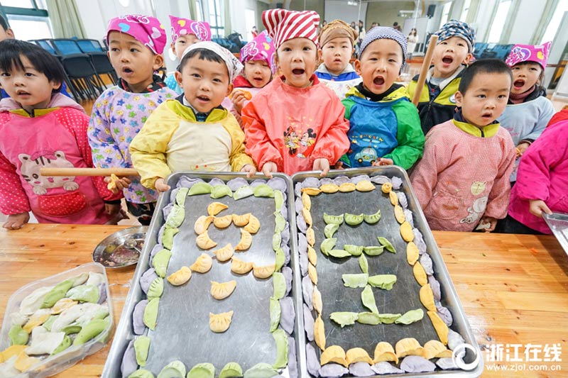 Los ni?os de un condado de Zhejiang dan la bienvenida al solsticio de invierno haciendo dumplings