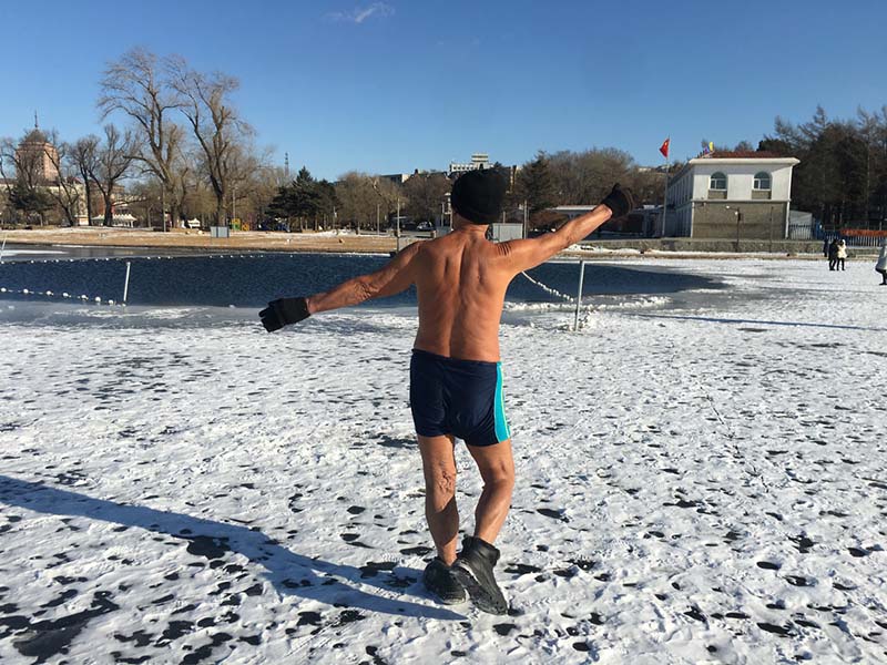 Wu Zhaorui, de 89 a?os, reside en Changchun, capital de la provincia de Jilin. A pesar del duro invierno, este carismático anciano entrena con el torso descubierto en el parque Nanhu, 25 de diciembre del 2018. [Foto: Ding Luyang/ Chinadaily.com.cn]