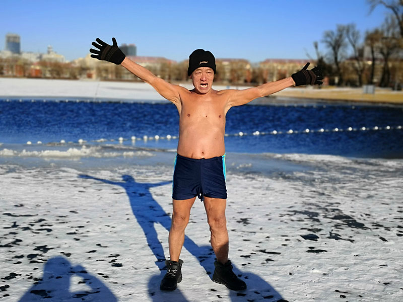 Wu Zhaorui, de 89 a?os, reside en Changchun, capital de la provincia de Jilin. A pesar del duro invierno, este carismático anciano entrena con el torso descubierto en el parque Nanhu, 25 de diciembre del 2018. [Foto: Ding Luyang/ Chinadaily.com.cn]