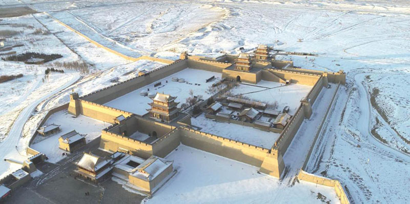 El histórico Paso de Jiayuguan resalta sus dones arquitectónicos tras la prístina nevada navide?a, 24 de diciembre del 2018. [Foto: Sun Yaoxian/ Chinadaily.com.cn]