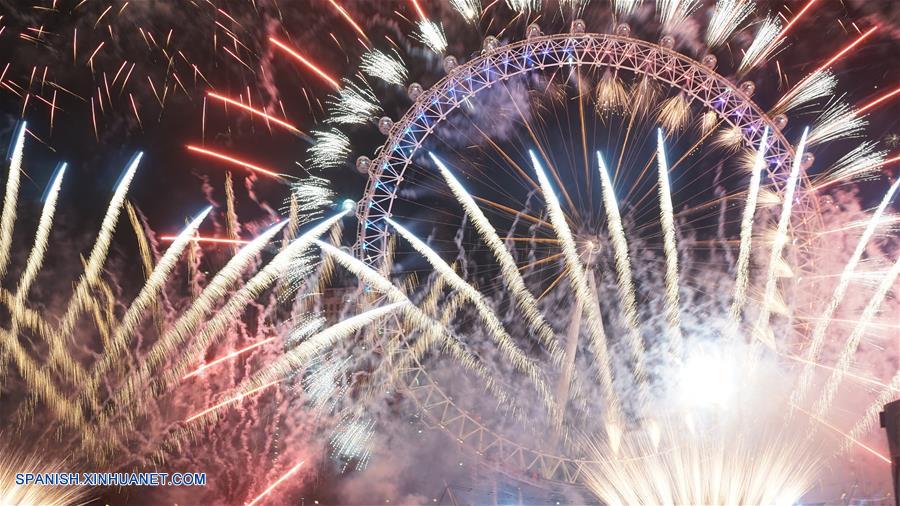 Fuegos artificiales explotan sobre el Ojo de Londres