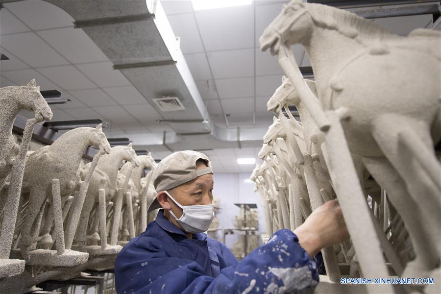 El taller de una fábrica de arte de cobre en Zhejiang