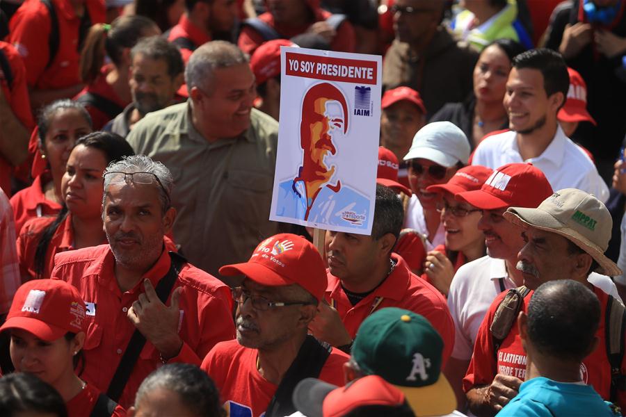 Imagen cedida por la Agencia Venezolana de Noticias AVN, de integrantes de movimientos, organizaciones y ciudadanos mostrando su apoyo al presidente venezolano, Nicolás Maduro, en Caracas, Venezuela, el 10 de enero de 2019. El presidente venezolano, Nicolás Maduro, se juramentó el jueves ante el Tribunal Supremo de Justicia (TSJ), para ejercer un nuevo mandato para el período 2019-2025. Maduro expresó ante el presidente del TSJ, Maikel Moreno, que juraba a nombre del pueblo de Venezuela que cumpliría y haría cumplir todos los mandatos constitucionales para "procurar defender la independencia y la integridad absoluta de la patria". (Xinhua/Ricardo Herdenez/AVN)