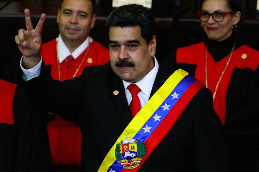 El presidente de Venezuela, Nicolás Maduro, gesticula durante la ceremonia de juramentación como presidente de Venezuela, en la sede del Tribunal Supremo de Justicia (TSJ), en Caracas, Venezuela, el 10 de enero de 2019. El presidente venezolano, Nicolás Maduro, se juramentó el jueves ante el TSJ, para ejercer un nuevo mandato para el período 2019-2025. Maduro expresó ante el presidente del TSJ, Maikel Moreno, que juraba a nombre del pueblo de Venezuela que cumpliría y haría cumplir todos los mandatos constitucionales para "procurar defender la independencia y la integridad absoluta de la patria". (Xinhua/Andrea Romero)