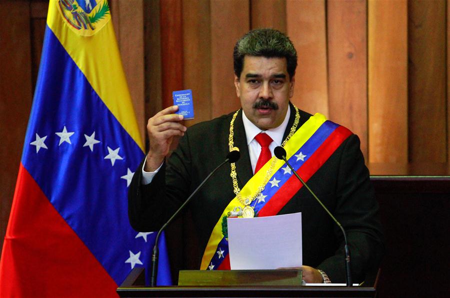 El presidente de Venezuela, Nicolás Maduro, sostiene un ejemplar de la Constitución de la República Bolivariana de Venezuela durante la ceremonia de juramentación como presidente de Venezuela, en la sede del Tribunal Supremo de Justicia (TSJ), en Caracas, Venezuela, el 10 de enero de 2019. El presidente venezolano, Nicolás Maduro, se juramentó el jueves ante el TSJ, para ejercer un nuevo mandato para el período 2019-2025. Maduro expresó ante el presidente del TSJ, Maikel Moreno, que juraba a nombre del pueblo de Venezuela que cumpliría y haría cumplir todos los mandatos constitucionales para "procurar defender la independencia y la integridad absoluta de la patria". (Xinhua/Andrea Romero)