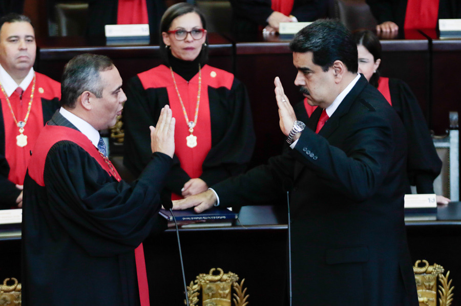 Imagen cedida por la Presidencia de Venezuela, del presidente venezolano, Nicolás Maduro (d), jurando como presidente de Venezuela, ante el presidente del Tribunal Supremo de Justicia (TSJ), Maikel Moreno (i), en Caracas, Venezuela, el 10 de enero de 2019. El presidente venezolano, Nicolás Maduro, se juramentó el jueves ante el TSJ, para ejercer un nuevo mandato para el período 2019-2025. Maduro expresó ante el presidente del TSJ, Maikel Moreno, que juraba a nombre del pueblo de Venezuela que cumpliría y haría cumplir todos los mandatos constitucionales para "procurar defender la independencia y la integridad absoluta de la patria". (Xinhua/Presidencia de Venezuela)