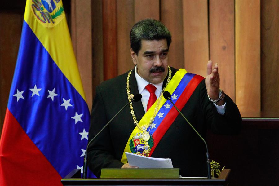 El presidente de Venezuela, Nicolás Maduro, pronuncia un discurso durante la ceremonia de juramentación como presidente de Venezuela, en la sede del Tribunal Supremo de Justicia (TSJ), en Caracas, Venezuela, el 10 de enero de 2019. El presidente venezolano, Nicolás Maduro, se juramentó el jueves ante el TSJ, para ejercer un nuevo mandato para el período 2019-2025. Maduro expresó ante el presidente del TSJ, Maikel Moreno, que juraba a nombre del pueblo de Venezuela que cumpliría y haría cumplir todos los mandatos constitucionales para "procurar defender la independencia y la integridad absoluta de la patria". (Xinhua/Andrea Romero)