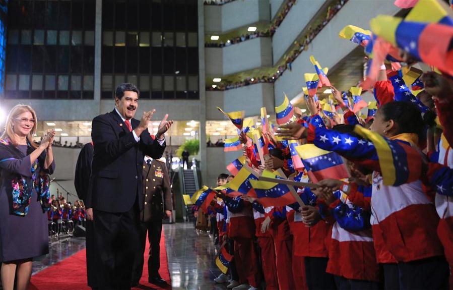 Imagen cedida por la Agencia Venezolana de Noticias AVN, del presidente venezolano, Nicolás Maduro (c), interactuando con ni?os que ondean banderas nacionales venezolanas durante su llegada a la sede del Tribunal Supremo de Justicia (TSJ), acompa?ado por la primera dama venezolana Cilia Flores (i), previo a la ceremonia de juramentación como presidente de Venezuela, en Caracas, Venezuela, el 10 de enero de 2019. El presidente venezolano, Nicolás Maduro, se juramentó el jueves ante el TSJ, para ejercer un nuevo mandato para el período 2019-2025. Maduro expresó ante el presidente del TSJ, Maikel Moreno, que juraba a nombre del pueblo de Venezuela que cumpliría y haría cumplir todos los mandatos constitucionales para "procurar defender la independencia y la integridad absoluta de la patria". (Xinhua/AVN)