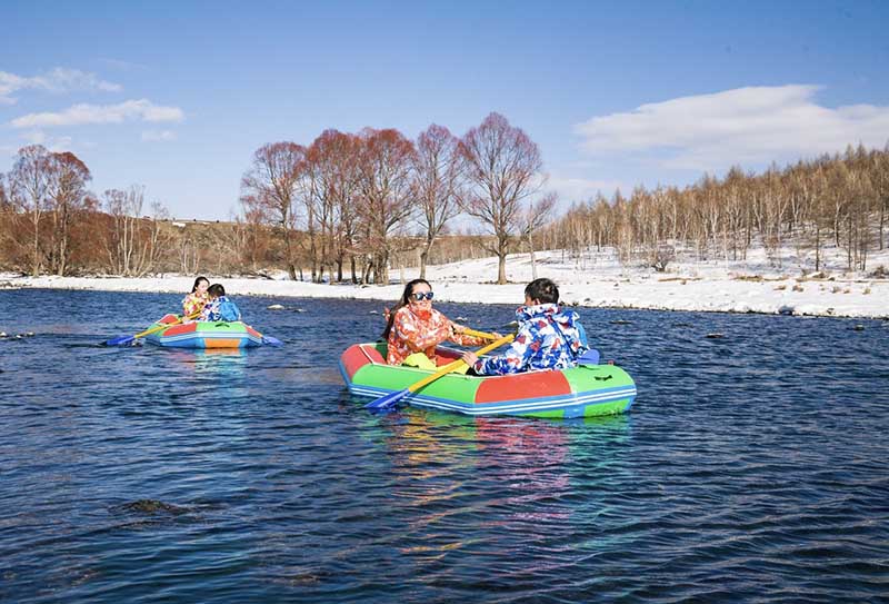 El río llamado “el río descongelado” por los lugare?os de Hinggan, Región Autónoma de Mongolia Interior, nunca se congela incluso cuando la temperatura alcanza valores entre menos 15 y 30 grados celsius. [Foto: proporcionada a chinadaily.com.cn]