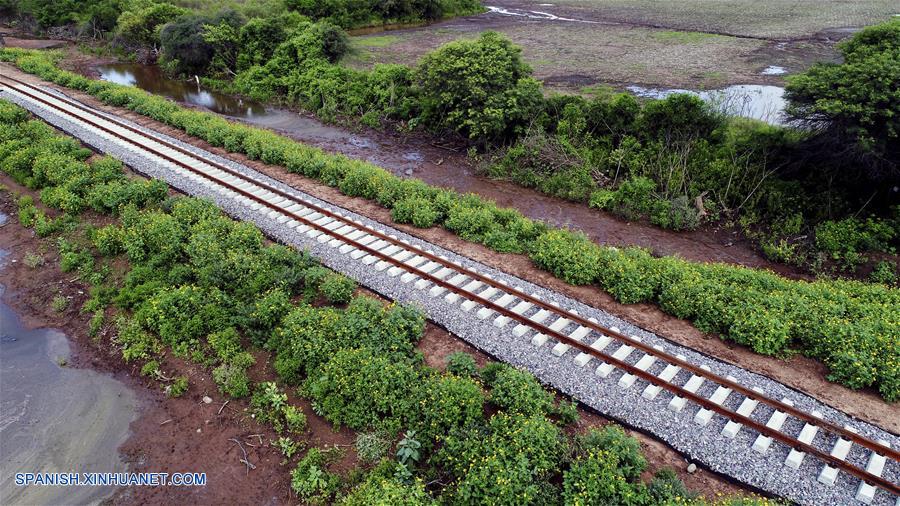 SALTA, enero 17, 2019 (Xinhua) -- Imagen del 16 de enero de 2019 tomada con un dron de la vía férrea renovada de un ramal de la línea de ferrocarril Belgrano Cargas, en Salta, Argentina. La línea Belgrano Cargas, uno de los ramales estratégicos del sistema ferroviario argentino por su conexión con la región agroexportadora, ya cuenta con la renovación de 580 kilómetros de vías tras más de dos a?os de trabajo conjunto entre China y Argentina. El proyecto de renovación de vías del tren de Belgrano, así como la adquisición de nuevas locomotoras y vagones de fabricación china, constituye uno de los pilares de la estatal Trenes Argentinos, mediante la cooperación, financiamiento y provisión de equipos por parte de la empresa China Machinery Engineering Corporation. (Xinhua/Ezequiel Putruele)