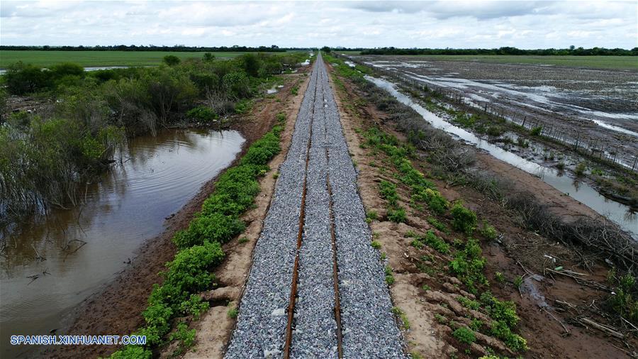 Imagen del 16 de enero de 2019 tomada con un dron de la vía férrea renovada de un ramal de la línea de ferrocarril Belgrano Cargas, en Salta, Argentina. La línea Belgrano Cargas, uno de los ramales estratégicos del sistema ferroviario argentino por su conexión con la región agroexportadora, ya cuenta con la renovación de 580 kilómetros de vías tras más de dos a?os de trabajo conjunto entre China y Argentina. El proyecto de renovación de vías del tren de Belgrano, así como la adquisición de nuevas locomotoras y vagones de fabricación china, constituye uno de los pilares de la estatal Trenes Argentinos, mediante la cooperación, financiamiento y provisión de equipos por parte de la empresa China Machinery Engineering Corporation. (Xinhua/Ezequiel Putruele)