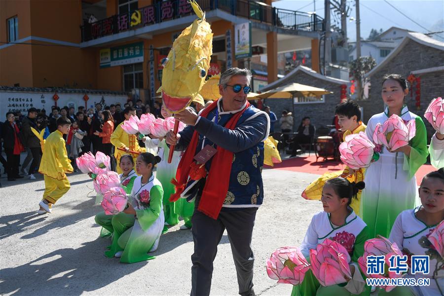 El 27 de enero, Almeida (centro) de Portugal aprendió a realizar la danza de las linternas de los peces de Qingtian en la aldea Longjin. 