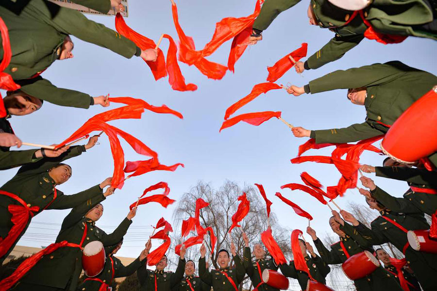 Soldados en Lanzhou, provincia de Gansu, en el noroeste de China, celebran el próximo Festival de la Primavera con bailes y tambores. [Foto por Hou Chonghui para chinadaily.com.cn]