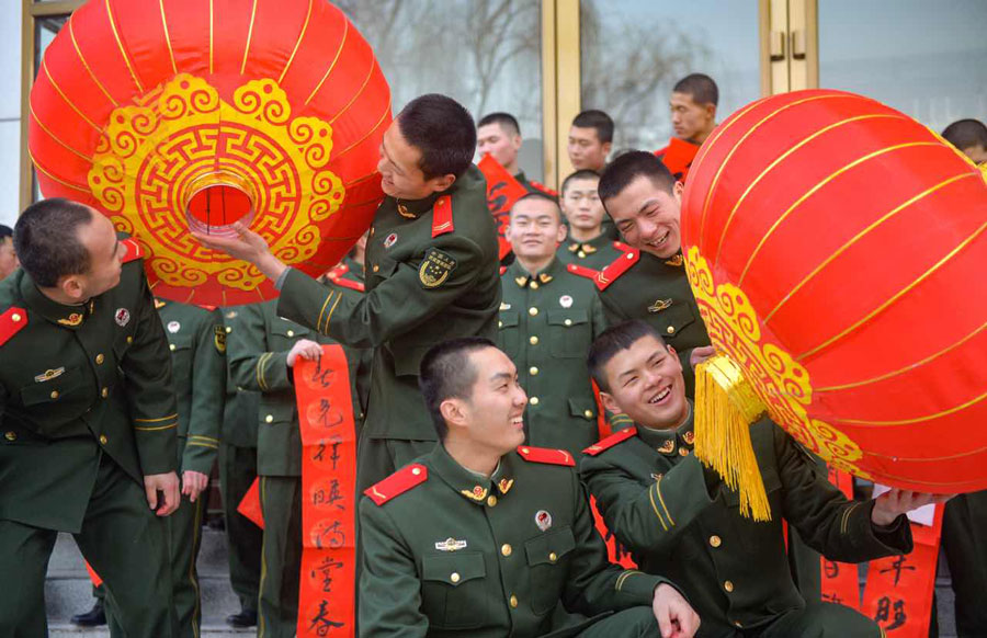 Aunque no pueden volver a sus hogares para reunirse con sus familiares durante el próximo Festival de la Primavera, los soldados en Lanzhou, provincia de Gansu, en el noroeste de China, colocan linternas rojas, una decoración tradicional de a?o nuevo para crear un ambiente festivo. [Foto por Hou Chonghui para chinadaily.com.cn]