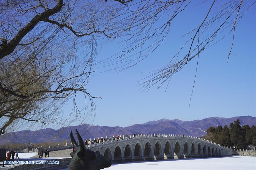 Vista del paisaje nevado en el Palacio de Verano en Beijing