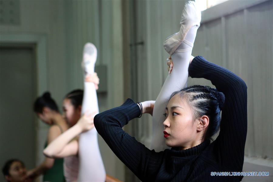 Examinadas de danza calentan previo al examen de ingreso en el Conservatorio de Música de Tianjin