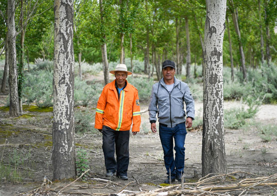 Un guardabosques (a la izquierda) y su hijo realizan una inspección diaria en el bosque protegido del río Yarlung Zangbo, 23 de julio del 2018. (Foto: Xinhua)