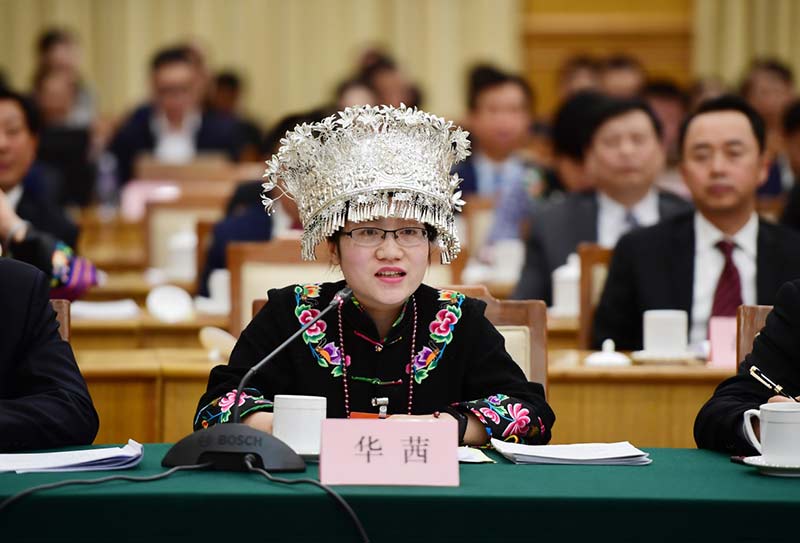 Durante el periodo de las Dos Sesiones, la delegación de Guizhou organizó una sesión plenaria para examinar el informe sobre la labor del gobierno, el 5 de marzo de 2019. Hua Qian ofrece unas palabras. Foto: Diario del Pueblo